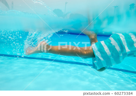 水池 游泳 男生 60273384