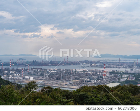 從岡山縣倉敷市鷲羽山眺望水島工業區和瀨戶內海 從岡山縣倉敷市鷲羽山眺望水島工業區和瀨戶內海 60278006