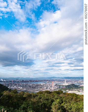 位於岡山縣倉敷市水島的一座重型化工廠,以藍天為背景。 位於岡山縣倉敷市水島的一座重型化工廠,以藍天為背景。 60278007