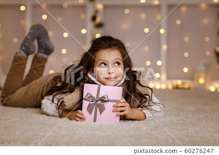 child girl with gift box 60278247