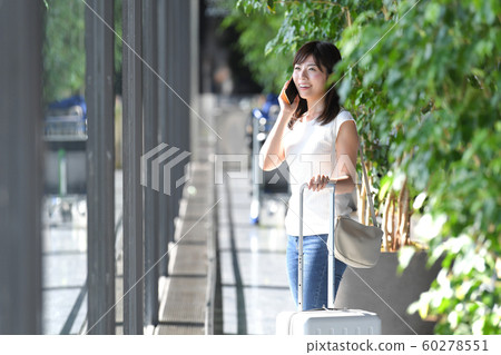 機場窗口女性智能手機 機場窗口女性智能手機 60278551