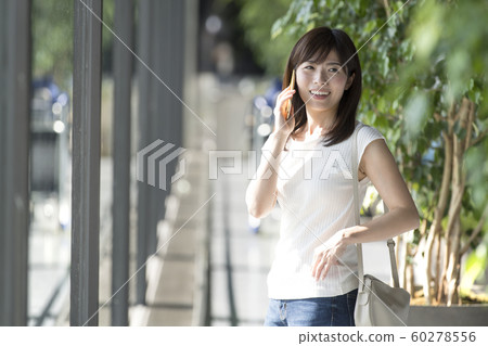 機場窗口女性智能手機 60278556