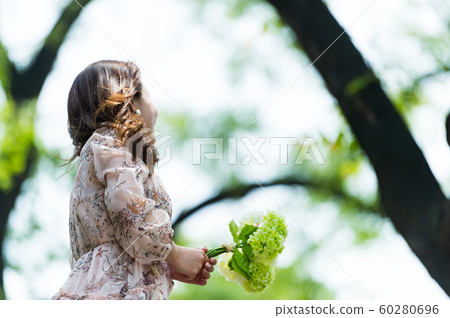一個美麗的韓國女人的樣子,公園散步 一個美麗的韓國女人的樣子,公園散步 60280696