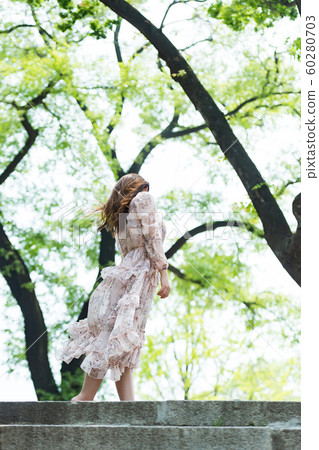 一個美麗的韓國女人的樣子,公園散步 一個美麗的韓國女人的樣子,公園散步 60280703