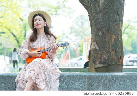 一個美麗的韓國女人的樣子,公園散步 一個美麗的韓國女人的樣子,公園散步 60280992