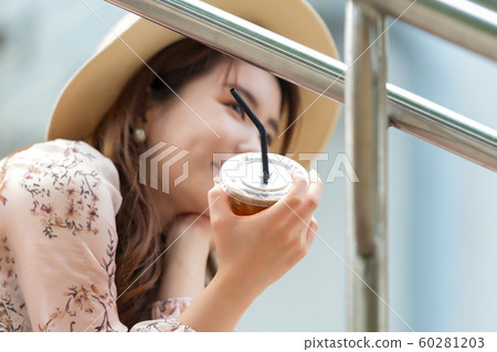 The look of a beautiful Korean woman, a park walk The look of a beautiful Korean woman, a park walk 60281203