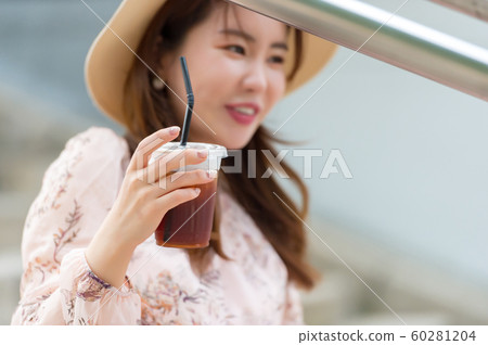 一個美麗的韓國女人的樣子,公園散步 一個美麗的韓國女人的樣子,公園散步 60281204