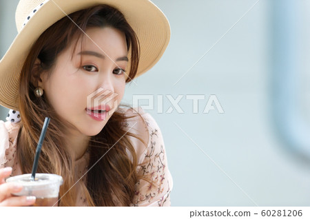 一個美麗的韓國女人的樣子,公園散步 一個美麗的韓國女人的樣子,公園散步 60281206