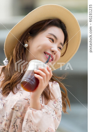 The look of a beautiful Korean woman, a park walk The look of a beautiful Korean woman, a park walk 60281235