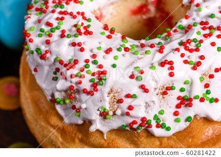 Easter cake and colorful eggs on a dark background Easter cake and colorful eggs on a dark background 60281422