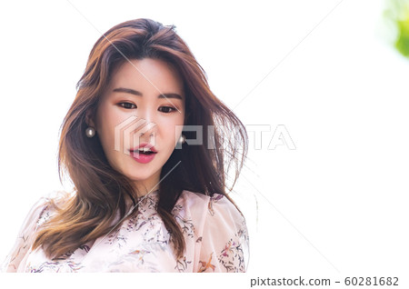 一個美麗的韓國女人的樣子,公園散步 一個美麗的韓國女人的樣子,公園散步 60281682
