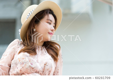 一個美麗的韓國女人的樣子,公園散步 一個美麗的韓國女人的樣子,公園散步 60281709