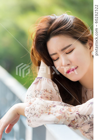 The look of a beautiful Korean woman, a park walk 60282522