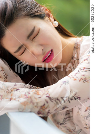 The look of a beautiful Korean woman, a park walk The look of a beautiful Korean woman, a park walk 60282529