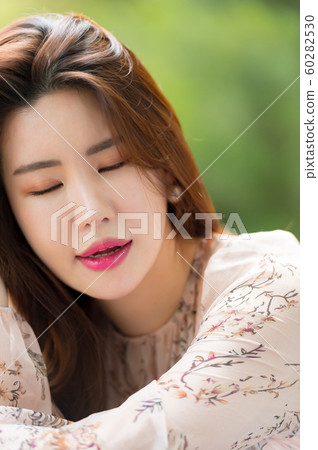 The look of a beautiful Korean woman, a park walk The look of a beautiful Korean woman, a park walk 60282530