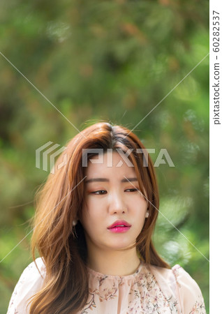 The look of a beautiful Korean woman, a park walk The look of a beautiful Korean woman, a park walk 60282537
