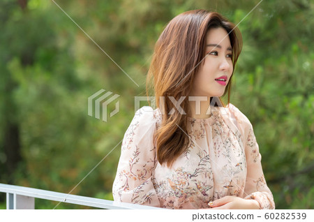 The look of a beautiful Korean woman, a park walk The look of a beautiful Korean woman, a park walk 60282539