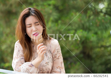 The look of a beautiful Korean woman, a park walk 60282541