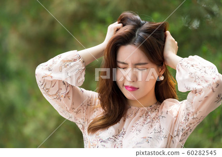 The look of a beautiful Korean woman, a park walk 60282545