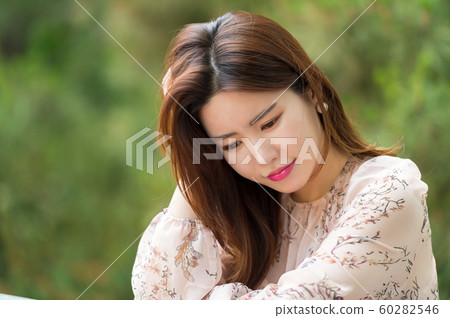 The look of a beautiful Korean woman, a park walk The look of a beautiful Korean woman, a park walk 60282546