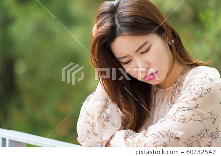 The look of a beautiful Korean woman, a park walk The look of a beautiful Korean woman, a park walk 60282547