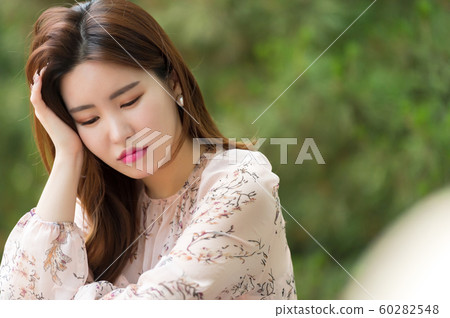 The look of a beautiful Korean woman, a park walk The look of a beautiful Korean woman, a park walk 60282548