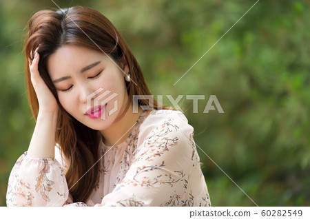 The look of a beautiful Korean woman, a park walk The look of a beautiful Korean woman, a park walk 60282549