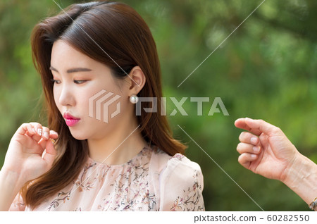 一個美麗的韓國女人的樣子，公園散步 60282550