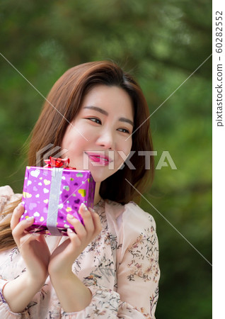 一個美麗的韓國女人的樣子,公園散步 一個美麗的韓國女人的樣子,公園散步 60282552