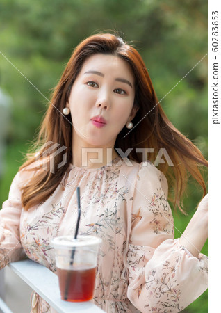 The look of a beautiful Korean woman, a park walk The look of a beautiful Korean woman, a park walk 60283853