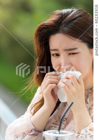 The look of a beautiful Korean woman, a park walk The look of a beautiful Korean woman, a park walk 60283916