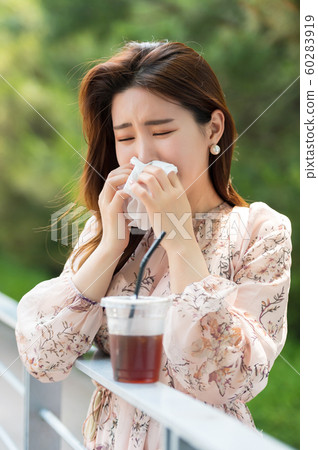 The look of a beautiful Korean woman, a park walk 60283919