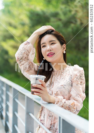 The look of a beautiful Korean woman, a park walk The look of a beautiful Korean woman, a park walk 60283932