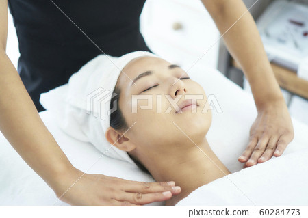 Beauty woman shaving beauty treatment salon 60284773