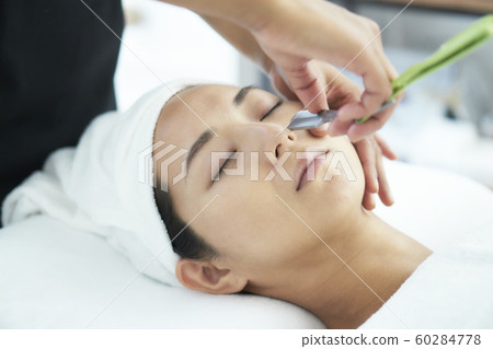 Beauty woman shaving beauty treatment salon 60284778