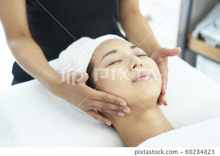 美容女人剃美容治療沙龍 60284823
