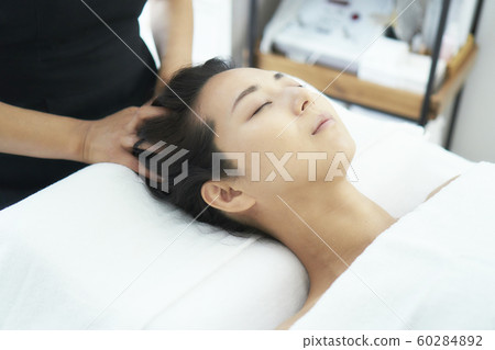Beauty woman shaving beauty treatment salon 60284892