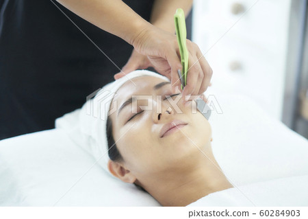 Beauty woman shaving beauty treatment salon 60284903