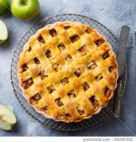 Apple pie on a cooling rack. Grey background. Close up. Top view. 60285302