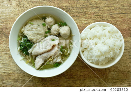 boiled soft slice pork and ball in clear soup on bowl eat with plain rice 60285810