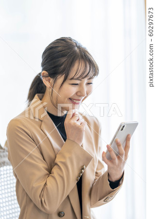 Woman lifestyle (smartphone) 60297673