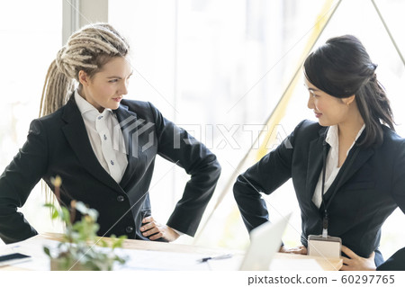 商業競爭對手公司戰鬥姿勢外國職業女性 60297765