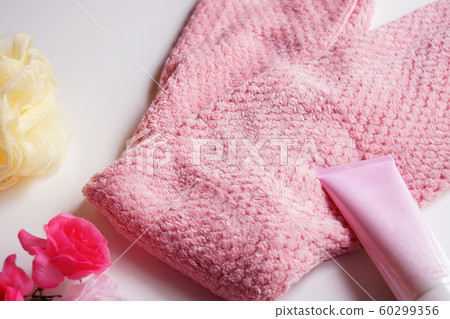 Skin care after bathing Skin care after bathing 60299356