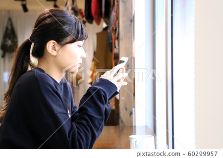 女性智能手機和咖啡 女性智能手機和咖啡 60299957