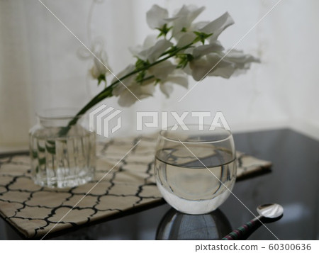 Table with white flowers 60300636