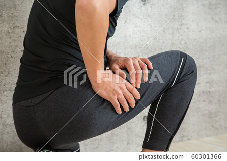 一名男子在運動時握住大腿（腿後肌/大腿/肌肉疼痛） 60301366