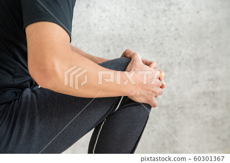 一個穿著運動服的男人 60301367