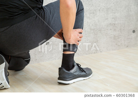 一個穿著運動服的男人 60301368