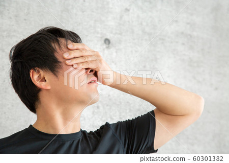一個穿著運動服的男人 60301382