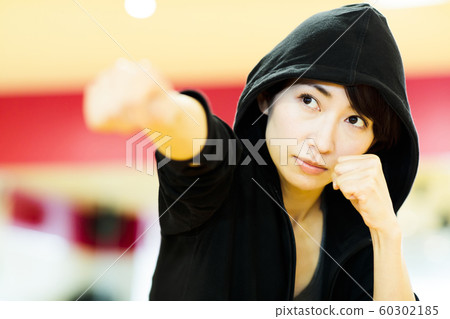 健身運動健身房訓練中期女子運動 60302185